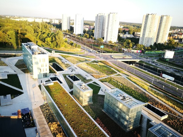 Widok na wschód, osiedle Gwiazdy, średnicówka, park w Bogucicach, budynek dyrekcji muzeum i szyby wentylacyjne, czyli słynne szklane kostki. Są też ogrody na skarpie.