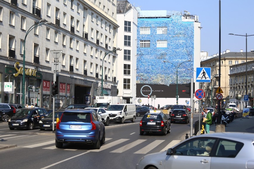 Nietypowy widok w Śródmieściu. Plastikowe butelki pokryły ścianę kamienicy. Wyjaśniamy o co chodzi [ZDJĘCIA]