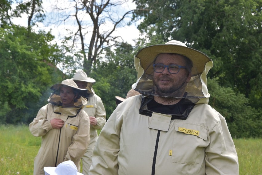 Fundacja Pszczoła w akcji czyli w pasiece