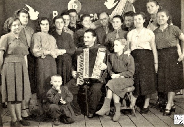 1953 r. Zespół artystyczny pielęgniarek podczas Dnia Kobiet. Zdjęcie wykonano w zamojskim szpitalu. Fotografię przekazała do APZ Maria Gwiazdowska