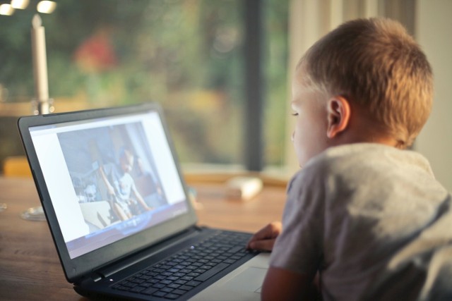 W Internecie czyha wiele niebezpieczeństw dla dzieci. Warto monitorować, jakie strony przeglądają najmłodsi.