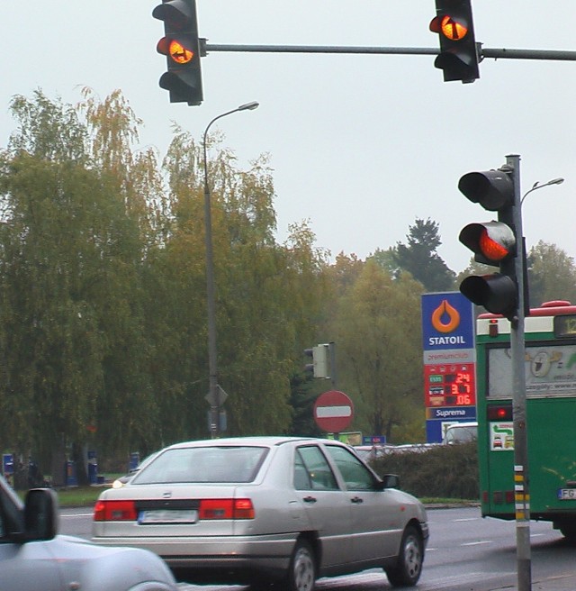 Auta wjeżdżają na skrzyżowanie na pomarańczowym świetle