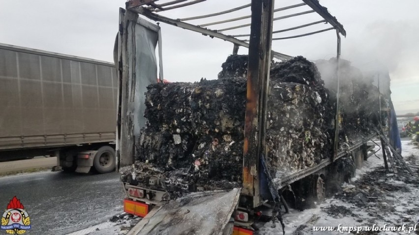 W Unisławicach w gminie Kowal na autostradzie A1 spłonęła naczepa samochodu ciężarowego [zdjęcia]