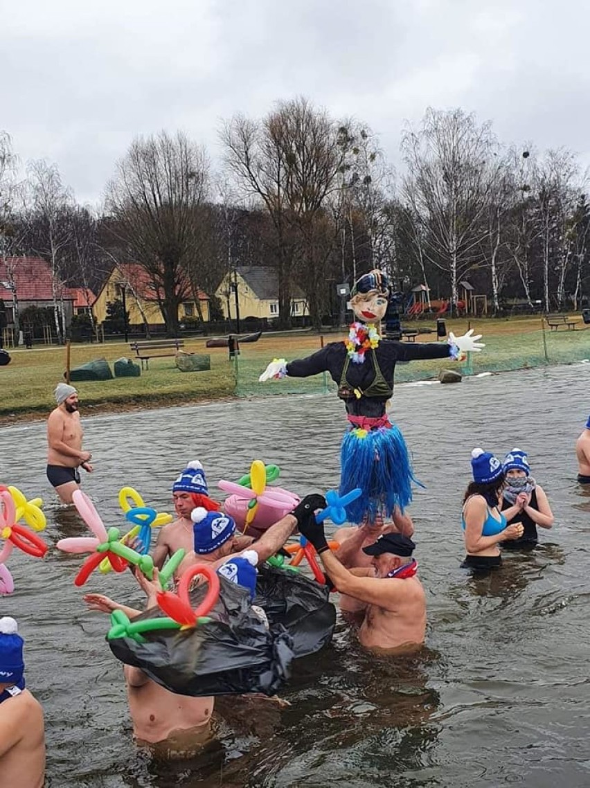 Pniewy. Bractwo Morsów symbolicznie powitało wiosnę! [ZDJĘCIA]