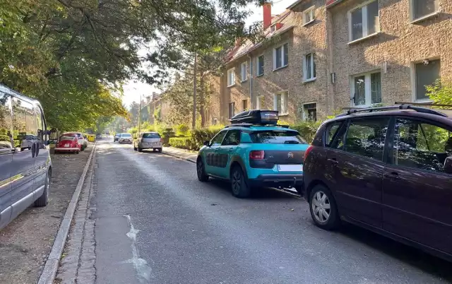 W tych miejscach na Sępolnie grasują "strażnicy parkingów" inaczej nazywani "szeryfami". Oni sobie przywłaszczają miejsca przed szeregówkami.