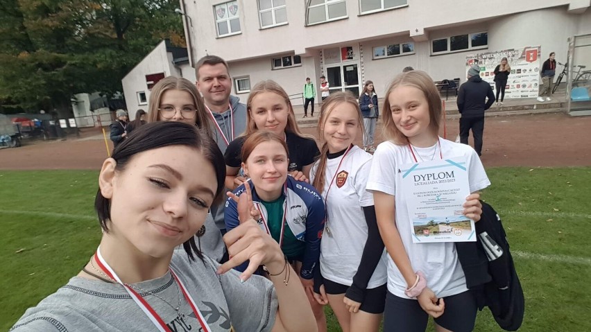Uczniowie i uczennice II LO z mistrzostwem powiatu wieluńskiego w biegach przełajowych