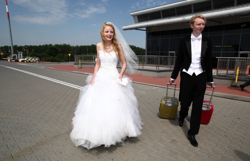 Sesja ślubna na łódzkim lotnisku. Nowożeńcy zachęcają do latania z Łodzi [ZDJĘCIA]