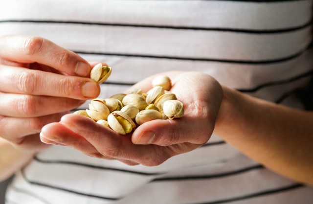 Pistacje są pyszne i zdrowe, ale nie każdy może po nie bezkarnie sięgać. Sprawdź w galerii, kto nie powinien jeść pistacji i dlaczego.