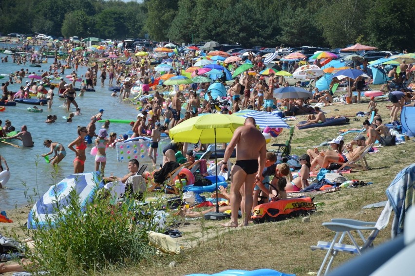 Upalna sobota pod Tarnowem. Tłumy plażowiczów na kąpieliskach w Radłowie i Jurkowie [DUŻO ZDJĘĆ]