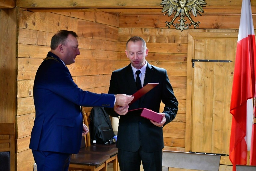 Stanisław Burza odebrał odznaczenie z rąk burmistrza podczas...