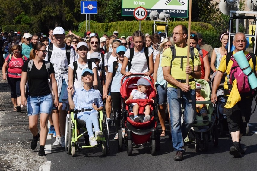 Pielgrzymka diecezji bielsko-żywieckiej 2019 na Jasną Górę. 940 osób wyruszyło z Hałcnowa [ZDJĘCIA]