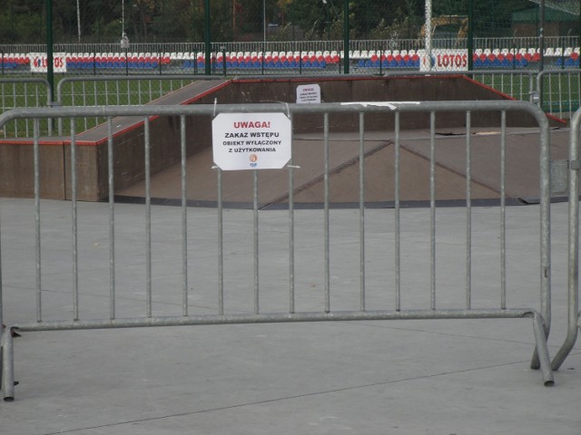 Jak informuje Ośrodek Sportu i Rekreacji w Ustce, teren Young Sport został wyłączony z użytku do odwołania. Powodem są uszkodzenia obiektów.