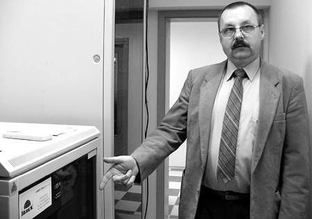 Stanisław Nawrocki pokazuje serwer komunikacyjny, najcenniejsze urządzenie w Centrum Powiadamiania Ratunkowego. ireneusz stajer
