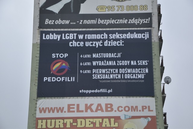 Bilbord łączący ruch LGBT z pedofilią wisi na wieżowcu przy ruchliwej trasie średnicowej w Gorzowie
