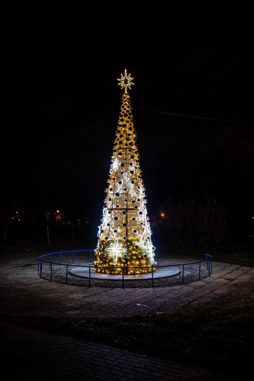 Ratusz czeka na zdjęcia Łomży nocą w świątecznej scenerii