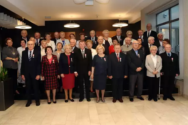 Uroczystość uhonorowania medalami małżeństw z 50-letnim stażem w Jasielskim Domu Kultury