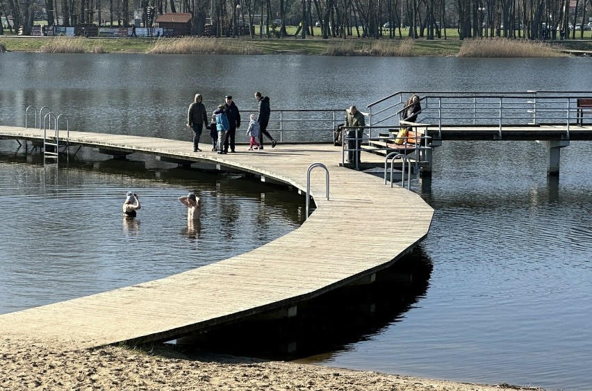 Już prawie wiosenne spacery w parkach w Radomiu. Sporo jest rowerzystów, a w zalewie na Borkach wciąż kąpią się morsy