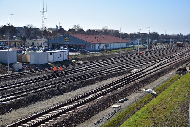 Remont linii kolejowej nr 207 rozpoczął się wiosną 2018 roku. Finału prac nie widać, choć Ministerstwo zapowiada zakończenie prac budowlanych z końcem tego roku.