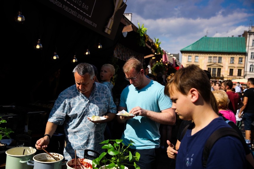 Wielka wyżerka na Małym Rynku. Ruszył Festiwal Pierogów [ZDJĘCIA]