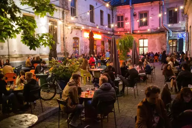 Hala Główna - za dnia kawiarnia z ogromnym ogródkiem, wieczorem tętniący życiem klub - znika z mapy Krakowa.