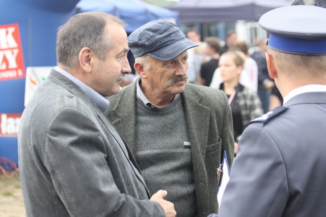 Henryk Załoga (w środku), ojciec zastrzelonego Grzegorza.