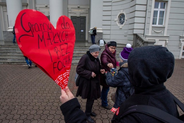 Tak zbierano w okolicy bazyliki mniejszej św. Wincentego a Paulo w Bydgoszczy - osoby wychodzące z kościoła i przechodnie chętnie wrzucali datki do puszek wolontariuszy WOŚP. 


WOŚP 2019 w Bydgoszczy. Oj, się dzieje!
