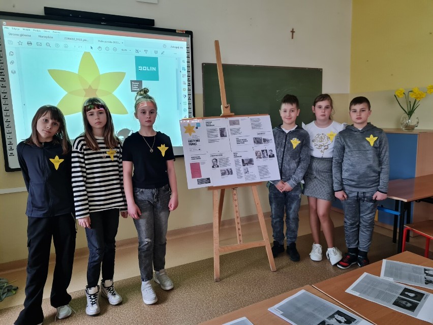 Uczniowie ZSP w Dobryszycach włączyli się w akcję "Żonkile". ZDJĘCIA