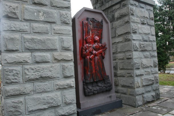 Nowy Sącz: czerwona farba na pomniku czerwonoarmistów [ZDJĘCIA]