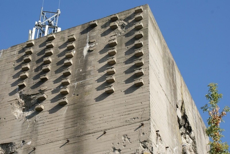 Potężna betonowa budowla na środku osiedla
