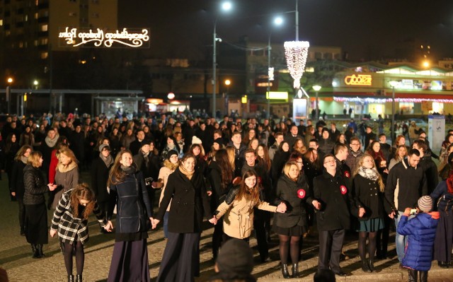 Wspólny polonez przed Pałacem Kultury Zagłębia