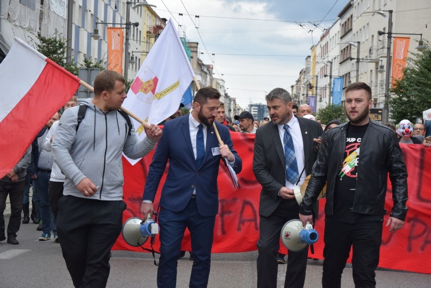 "Marsz o wolność" w Gdyni. Koronasceptycy przeszli ulicami Gdyni i domagali się zakończenia pandemii