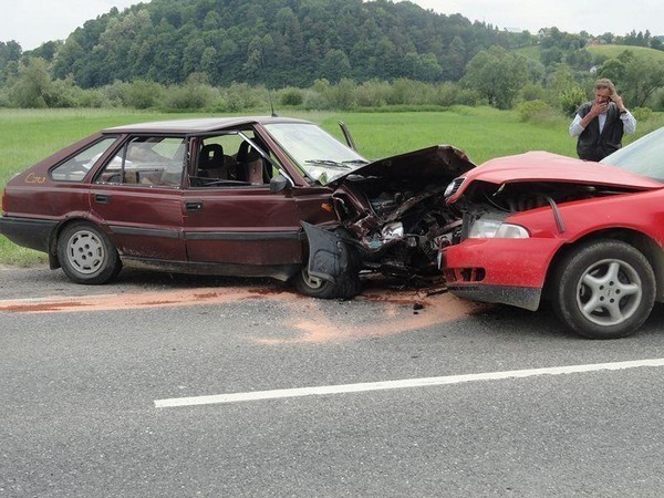 Wypadek w Wielogłowach: czołowe zderzenie audi i poloneza [ZDJĘCIA]