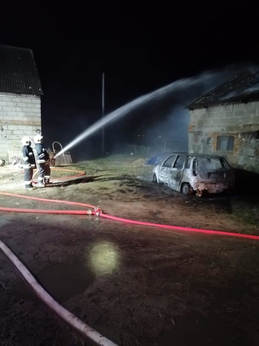 Pożar w Lubieszynku. Spłonął dach chlewni i samochód osobowy