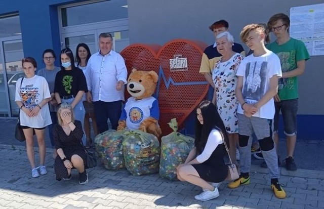 35 kilogramów plastikowych nakrętek trafiło do fundacji "Miśka Zdziśka" od młodzieży z Ośrodka Szkolenia i Wychowania w Jędrzejowie.