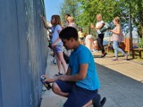 Dzieci z powiatu puckiego namalowały mural we Władysławowie: to jedna z nagród w konkursie plastycznym zorganizowanym przez PLGR | ZDJĘCIA