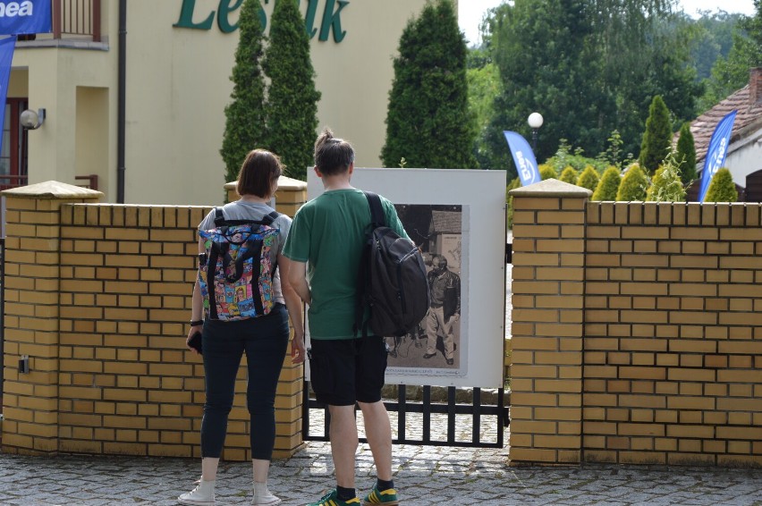 W Łagowie ponownie zawisły dawne fotografie celebrytów...