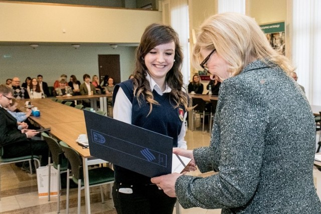 400 najzdolniejszych gimnazjalistów i uczniów szkół ponadgimnazjalnych otrzymało w środę stypendia w ramach projektu „Nauka drogą do sukcesu na Śląsku – VI edycja”.