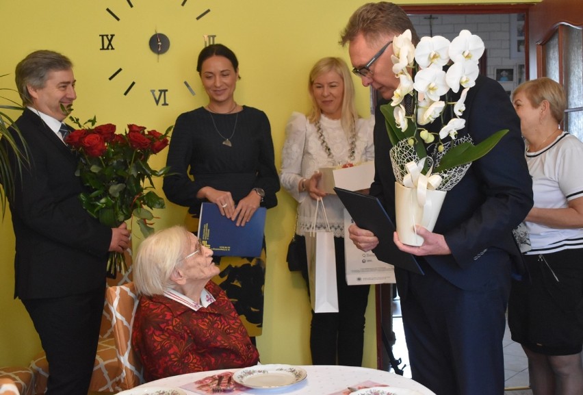 103. urodziny pani Janiny Marciniak - goście złożyli życzenia szanownej solenizantce