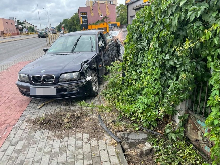 BMW uderzył w bariery i ogrodzenie na ulicy Okrzei we...