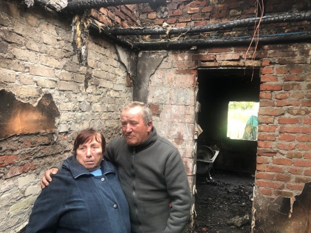 Teresa i Adam Papelbonowie w Błędowa po pożarze muszą zacząć remont domu od nowa