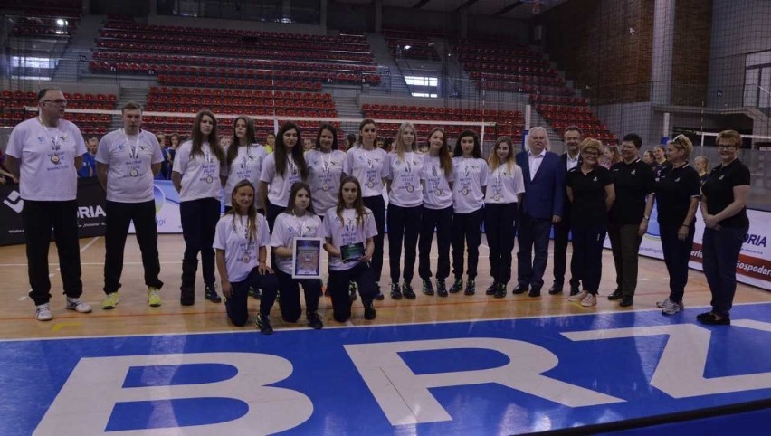 Siatkarki odznaczone srebrnymi medalami za wyniki w sezonie 2017/18 w ESA Dolnośląskiej III Lidze Kobiet