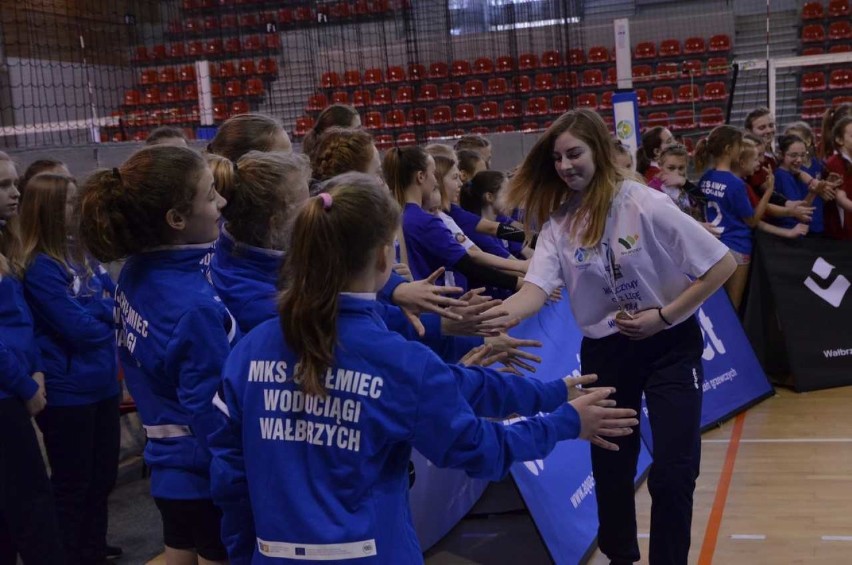 Siatkarki odznaczone srebrnymi medalami za wyniki w sezonie 2017/18 w ESA Dolnośląskiej III Lidze Kobiet