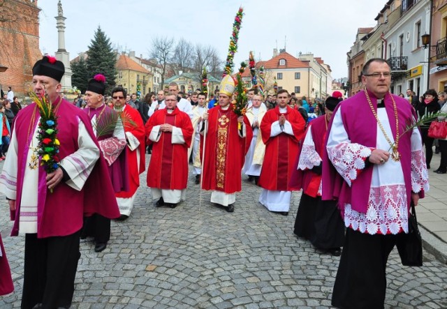 Palmy zostały poświęcone na Rynku. Stamtąd wyruszyła  procesja do bazyliki katedralnej. Szedł w  niej biskup Krzysztof Nitkiewicz, księża, sandomierzanie oraz młodzież z całej diecezji.