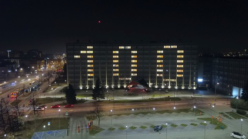 Gigantyczna 100 już się świeci na Urzędzie Wojewódzkim w Kielcach WIDEO, ZDJĘCIA z DRONA]