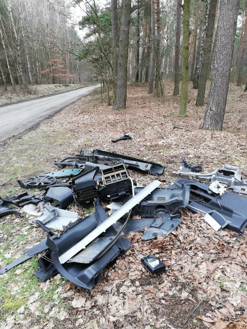 Kolejne śmieci bezmyślnie wyrzucone na terenie gminy... Wstyd! 