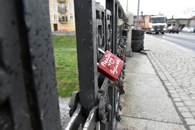 Kłódki miłości na moście w Legnicy, to już dziewięć lat.