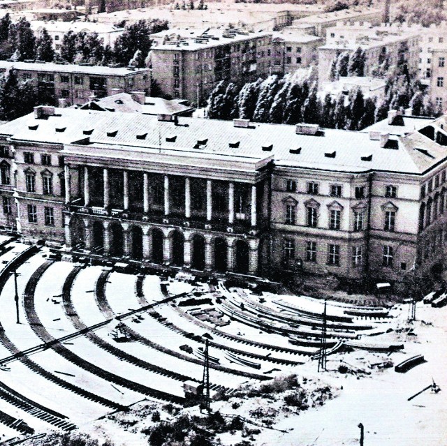 Na zdjęciu pałac Lubomirskich w latach 70. minionego stulecia przygotowany do przesunięcia na obecne miejsce