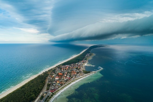 - Chcemy pokazać jak najszerszej grupie odbiorców, że nasze morze to nie są tylko słynne parawany, zapiekanki i sinice - mówi Wojciech Radwański, fotografik, który realizuje wspólnie z Agatą Logiewą Projekt Bałtyk. - Nawet jeśli pokazujemy parawany, czy inne stereotypowe, charakterystyczne dla polskiego wybrzeża elementy, zjawiska czy zachowania, staramy się robić to w sposób jak najbardziej artystyczny, może nawet abstrakcyjny. 