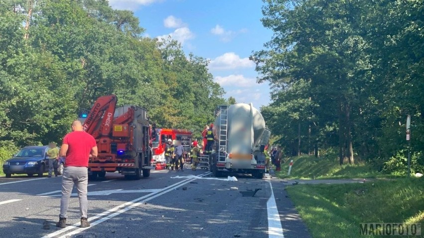Wypadek w Dąbrowie. Zderzenie dwóch ciężarówek na drodze...