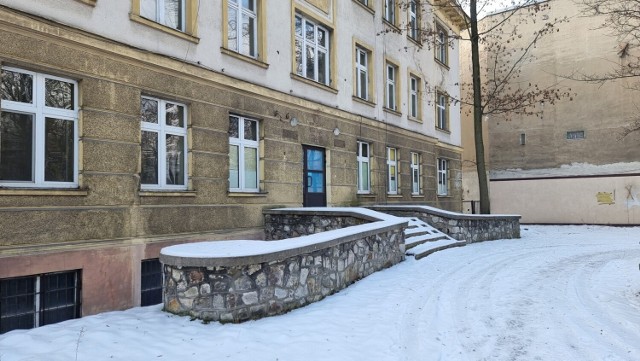 Budynek szpitala przy ulicy Ogrodowej 11 w Kielcach został wystawiony na sprzedaż. Zobacz kolejne zdjęcia.
